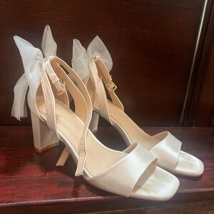 Elegant Cream Heels with Tulle Bow